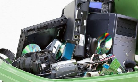 Reciclamos basura electrónica en la I Edición de la “Student RAEE Cup”