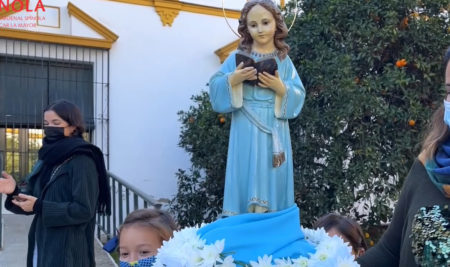 Emoción y alegría en la procesión de la Virgen Niña y la imposición de medallas